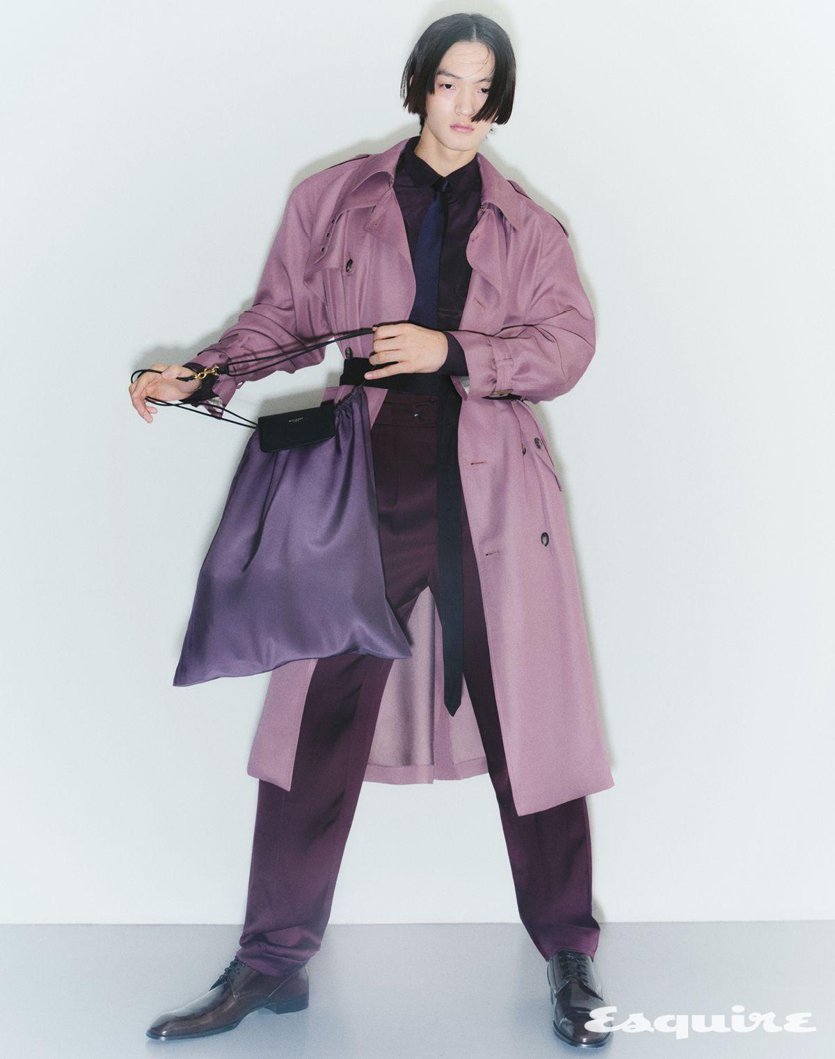 트렌치코트, 실크 셔츠, 팬츠, 카프스킨 더비 슈즈, 타이, 폴딩 파우치 모두 가격 미정 생 로랑 by 안토니 바카렐로.