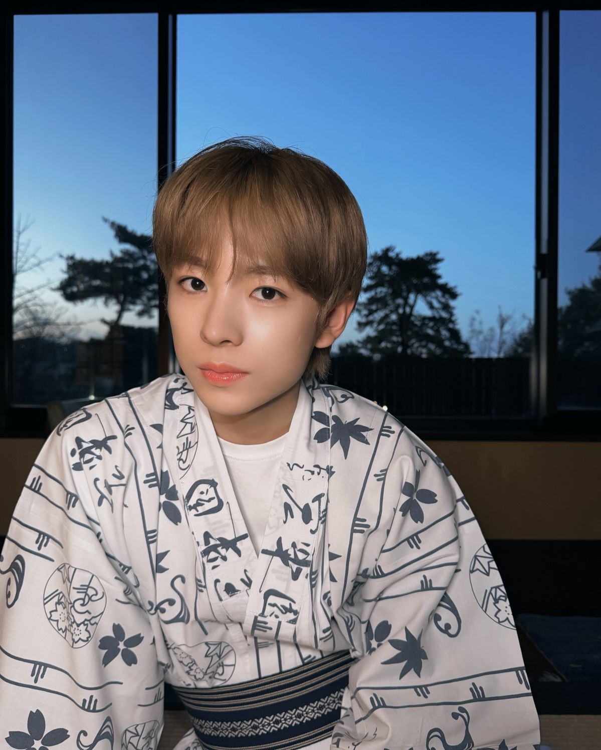 화사한 피부와 골드 헤어로 어린왕자같은 러블리함을 극대화한 유우시 / 이미지 출처: 인스타그램(@nctwish_official)