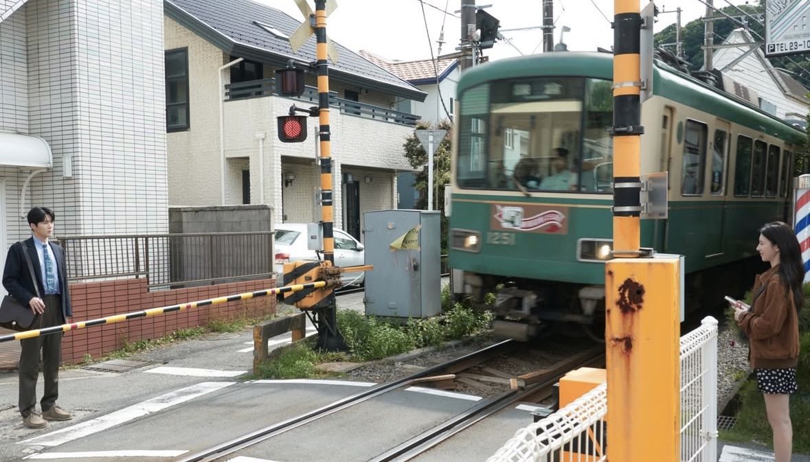 가마쿠라 철길 건널목에서 호진과 무희가 인사를 나누고 있다. / 출처: 넷플릭스 공식 인스타그램