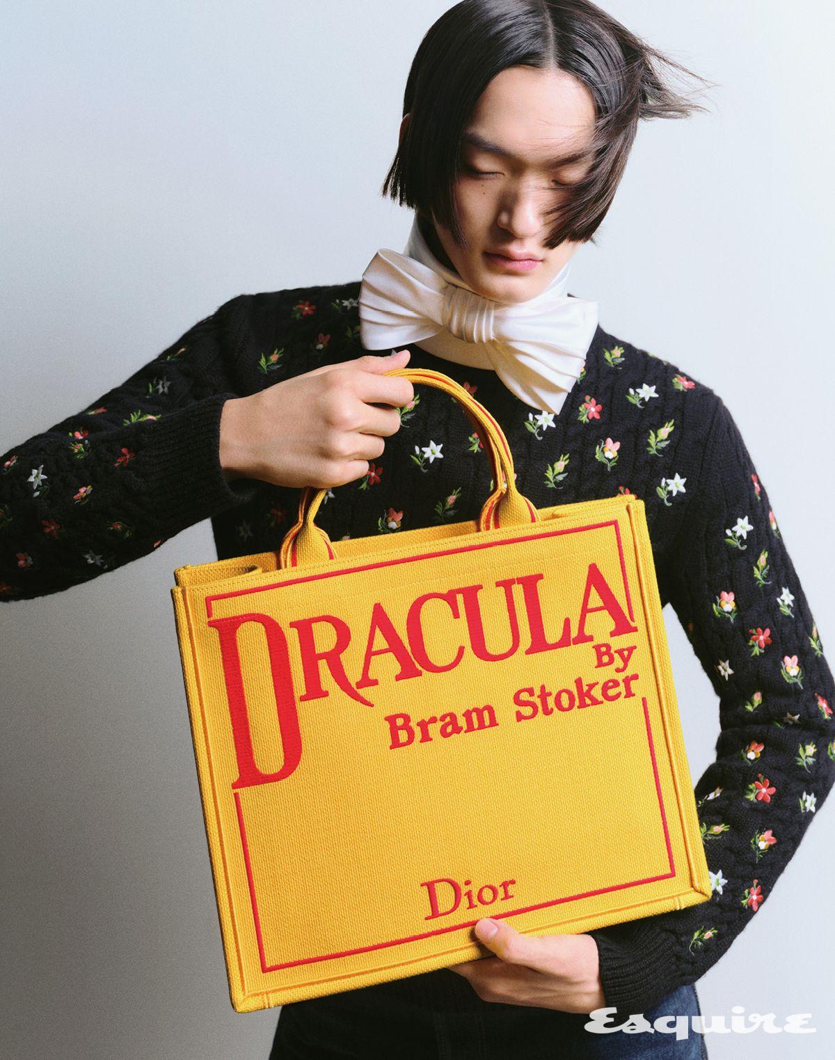 플라워 엠브로이더리 맨 크루넥 스웨터, 레귤러 맨 데님 팬츠, 엠브로이더리 북 토트 미디엄 맨 백, 실크 맨 보타이 모두 가격 미정 디올.