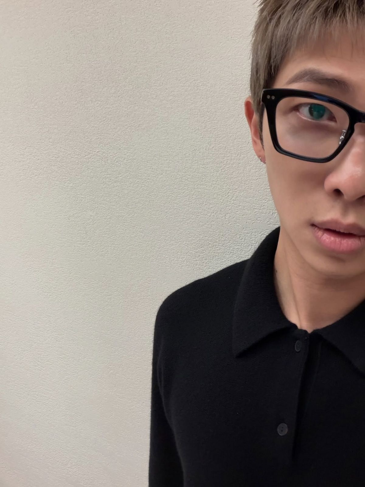 구릿빛 피부와 실버가 어우러지는 RM의 헤어 / 이미지 출처: 인스타그램(@rkive)