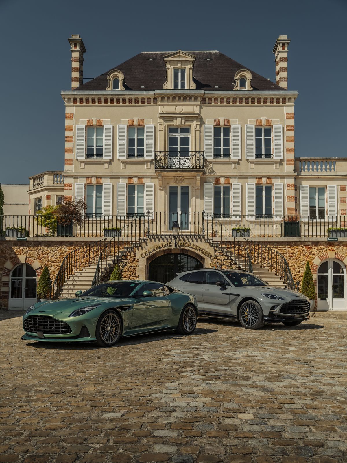 멋진 곳에서 멋진 차를 타고 멋진 사람들과 멋진 시간을 보내는 방법