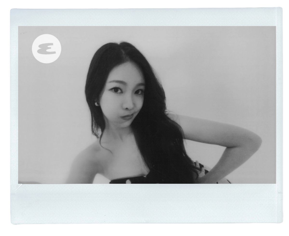 에스콰이어 화보 촬영 도중, 폴라로이드를 찍는 환승연애 4 출연진 지현