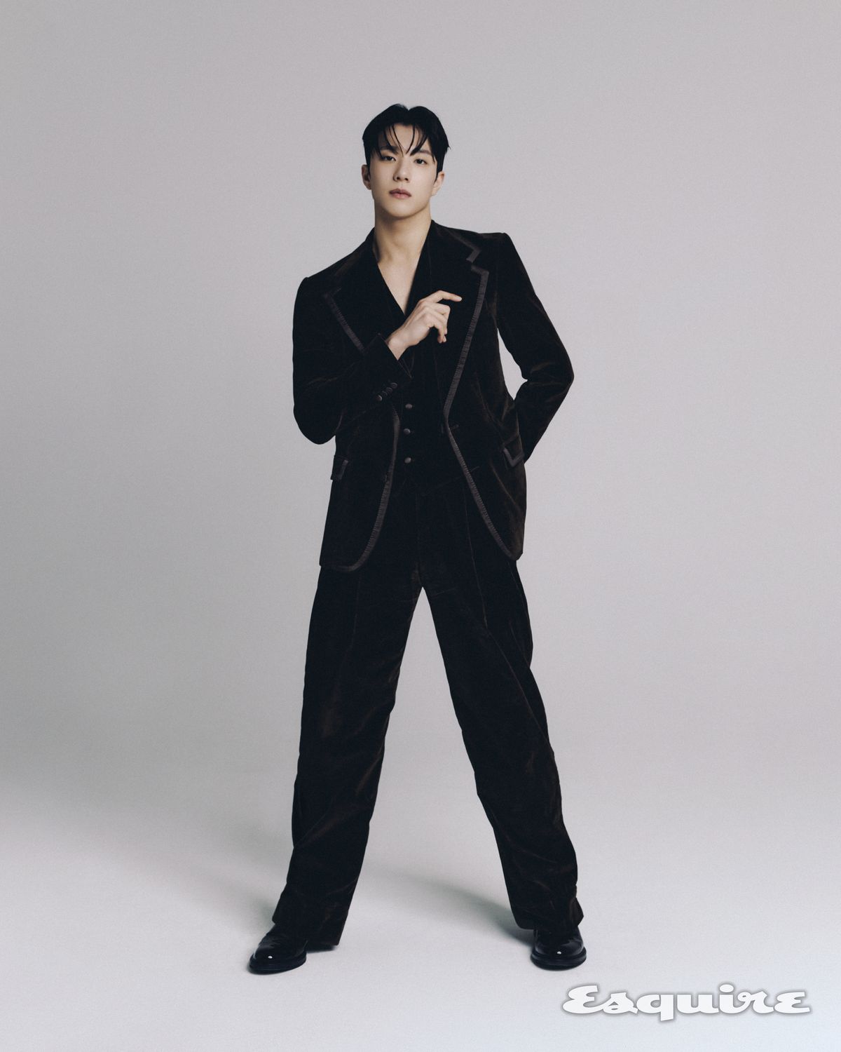 재킷 팬츠 슈즈 모두 돌체앤가바나.