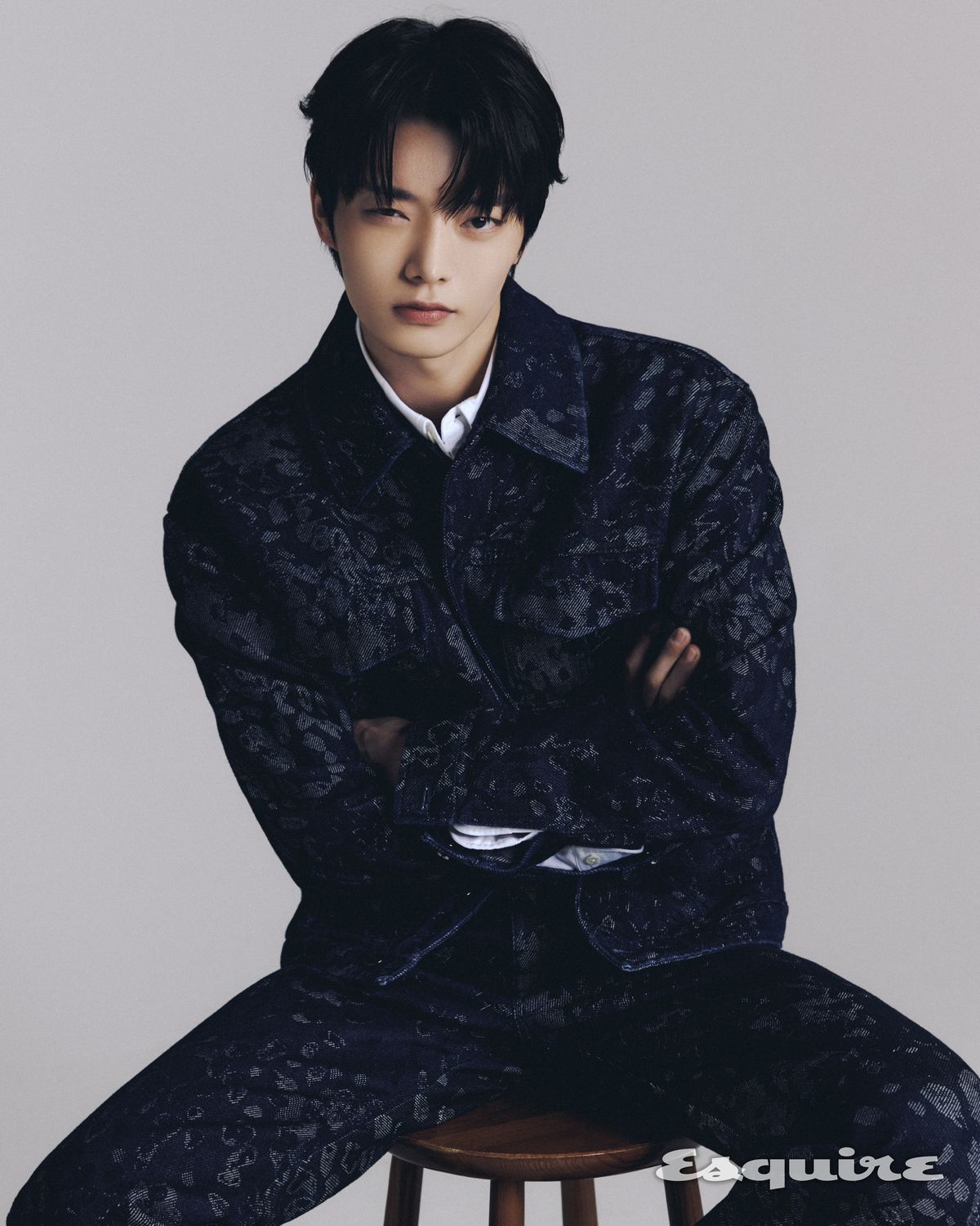 재킷, 팬츠 모두 펜디. 셔츠 겐조. 