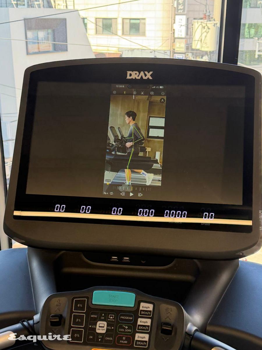 트레드밀과 아이폰을 연동시킨 뒤 촬영하면, 달리면서 자신의 측면 폼을 관찰할 수 있어 자세 교정에 매우 효과적이다. 