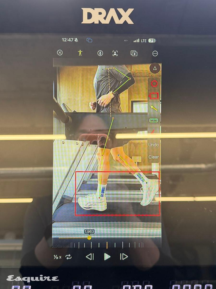 무릎을 드는 동작이 작고 발바닥이 지면에 수직으로 떨어진 뒤 뒤로만 차는 형태라 앞쪽으로 무게가 지나치게 쏠렸다. 