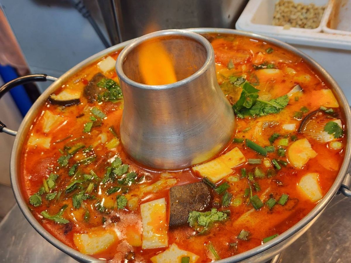 태국 향신료의 향과 매콤새콤한 맛이 어우러진 국물이 매력적인 마낫포차나의 똠얌꿍. | 이미지출처: 네이버지도 업체 제공 이미지