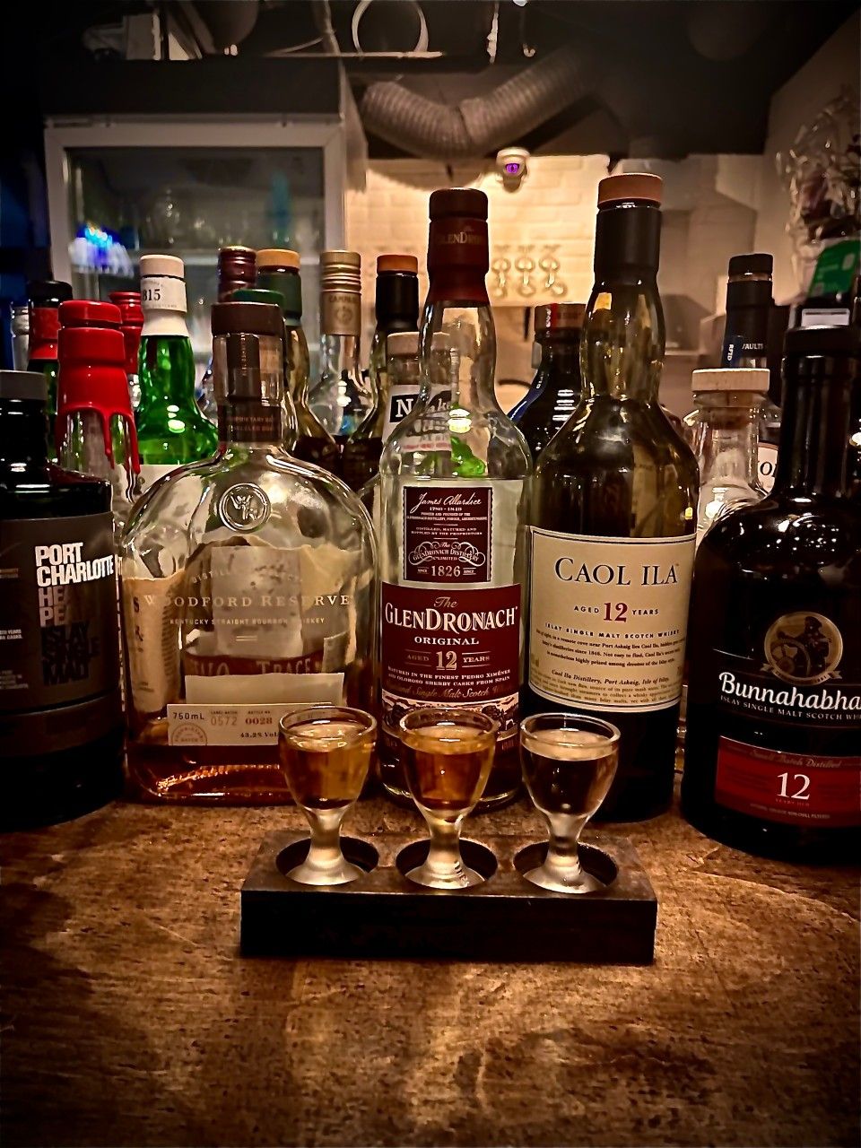 위스키 샘플러를 북 바에서 만날 수 있다. / 이미지 출처: 네이버지도 업체 등록