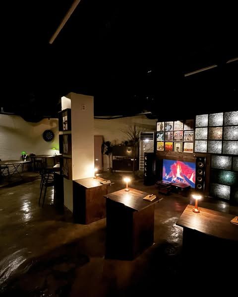 위스키 샘플러를 북 바에서 만날 수 있다. / 이미지 출처: 네이버지도 업체 등록