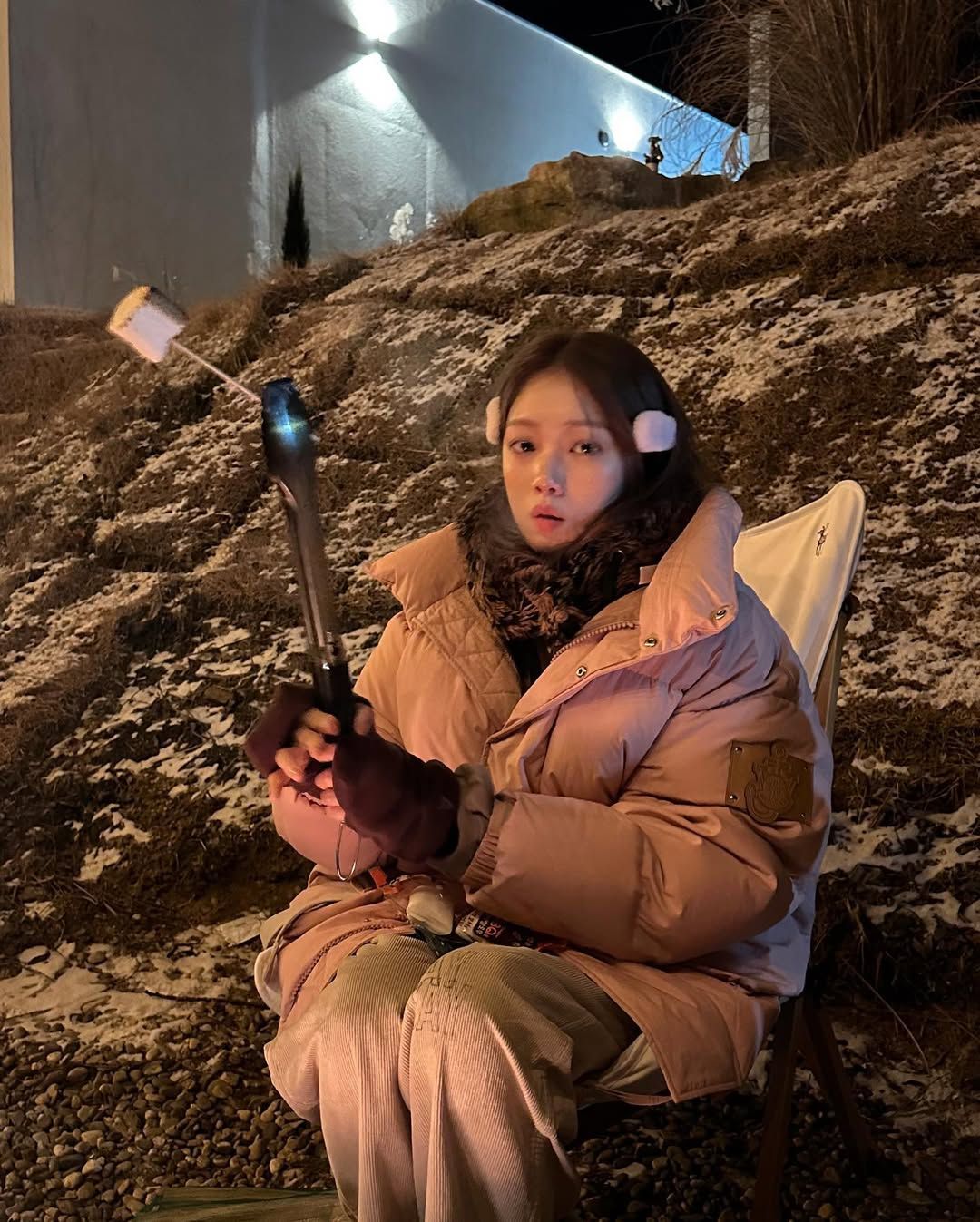 솜뭉치 모양의 헤어핀을 착용한 이성경의 모습 / 출처: 이성경 인스타그램 @heybiblee