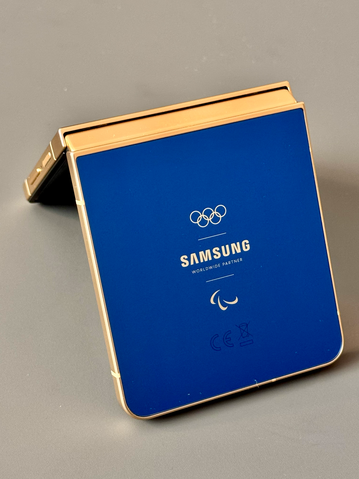 2026 밀라노 코르티나 올림픽의 독창적 스타일, 올림픽의 스포츠맨 정신, 삼성전자의 정체성까지 한번에 담아낸 진한 블루 컬러의 후면. 