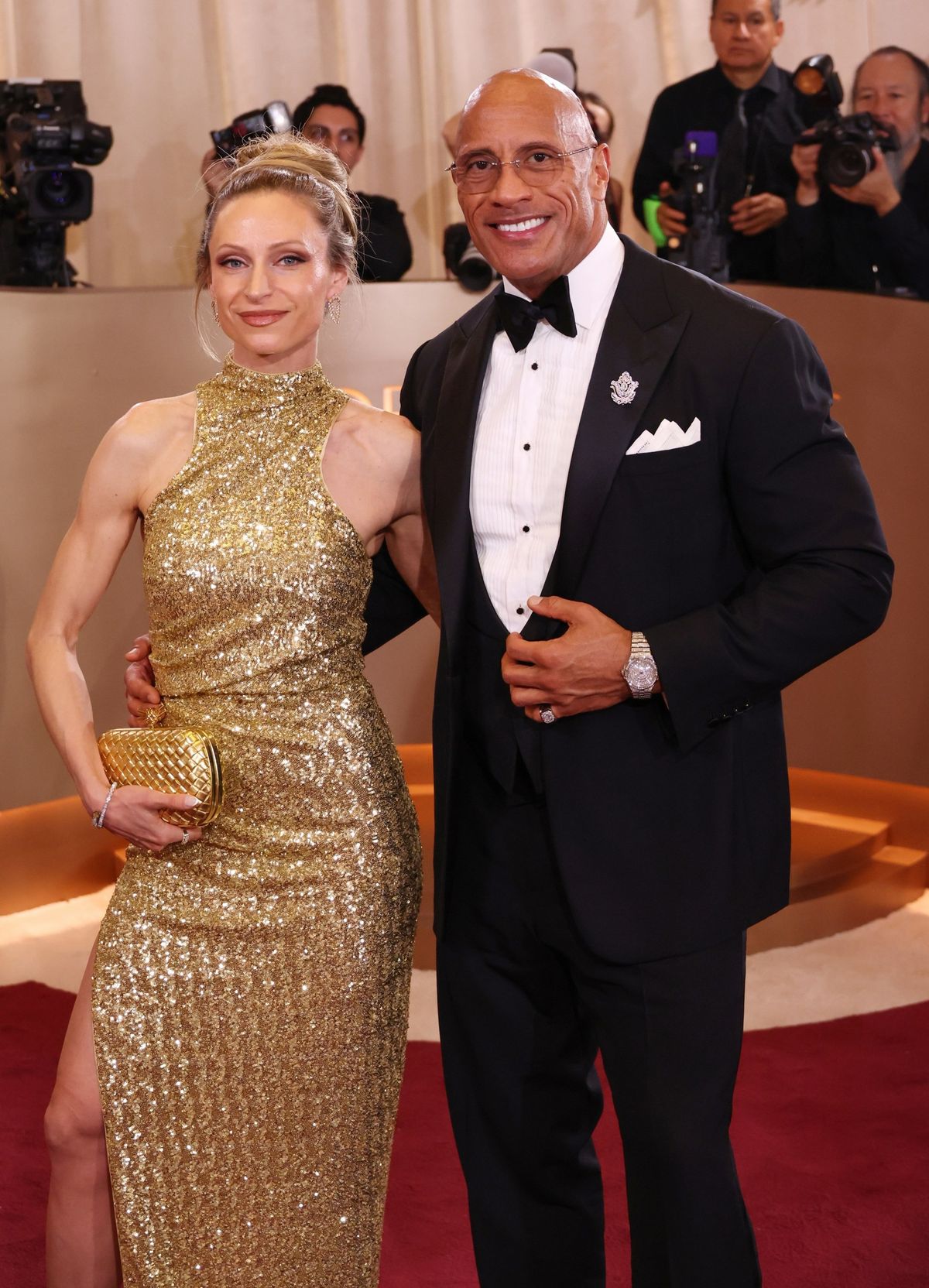 부인 로렌 하시안과 함께 골든 글로브에 참석한 드웨인 존슨. 돌체앤가바나 슈트와 쇼파드 알파인 이글의 조합이 돋보인다. / 이미지 출처: Golden Globes 공식 홈페이지 