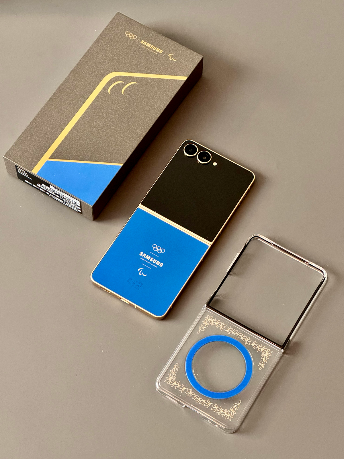 갤럭시 Z 플립7 2026 밀라노 코르티나 올림픽 에디션의 패키지 및 전용 투명 마그네틱 케이스. 