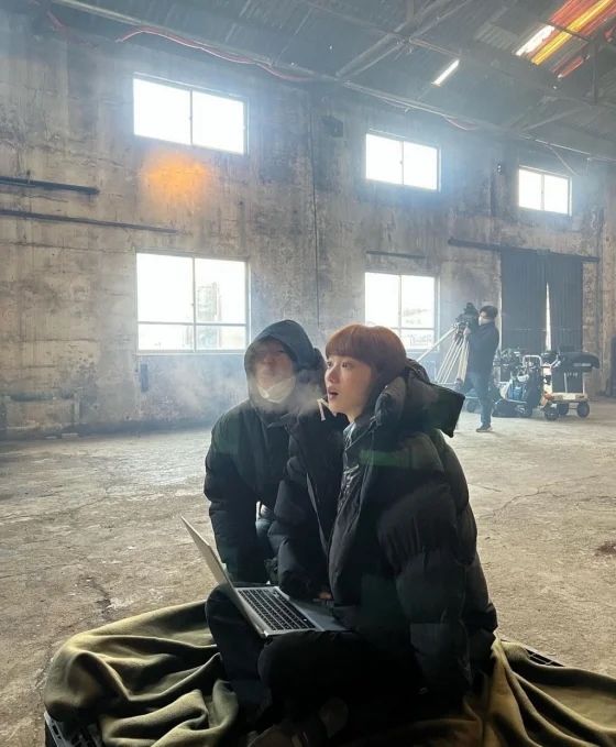 드라마 촬영장에서 발열 내의를 착용하고 촬영에 임하는 이성경의 모습 / 출처: 이성경 인스타그램 @heybiblee