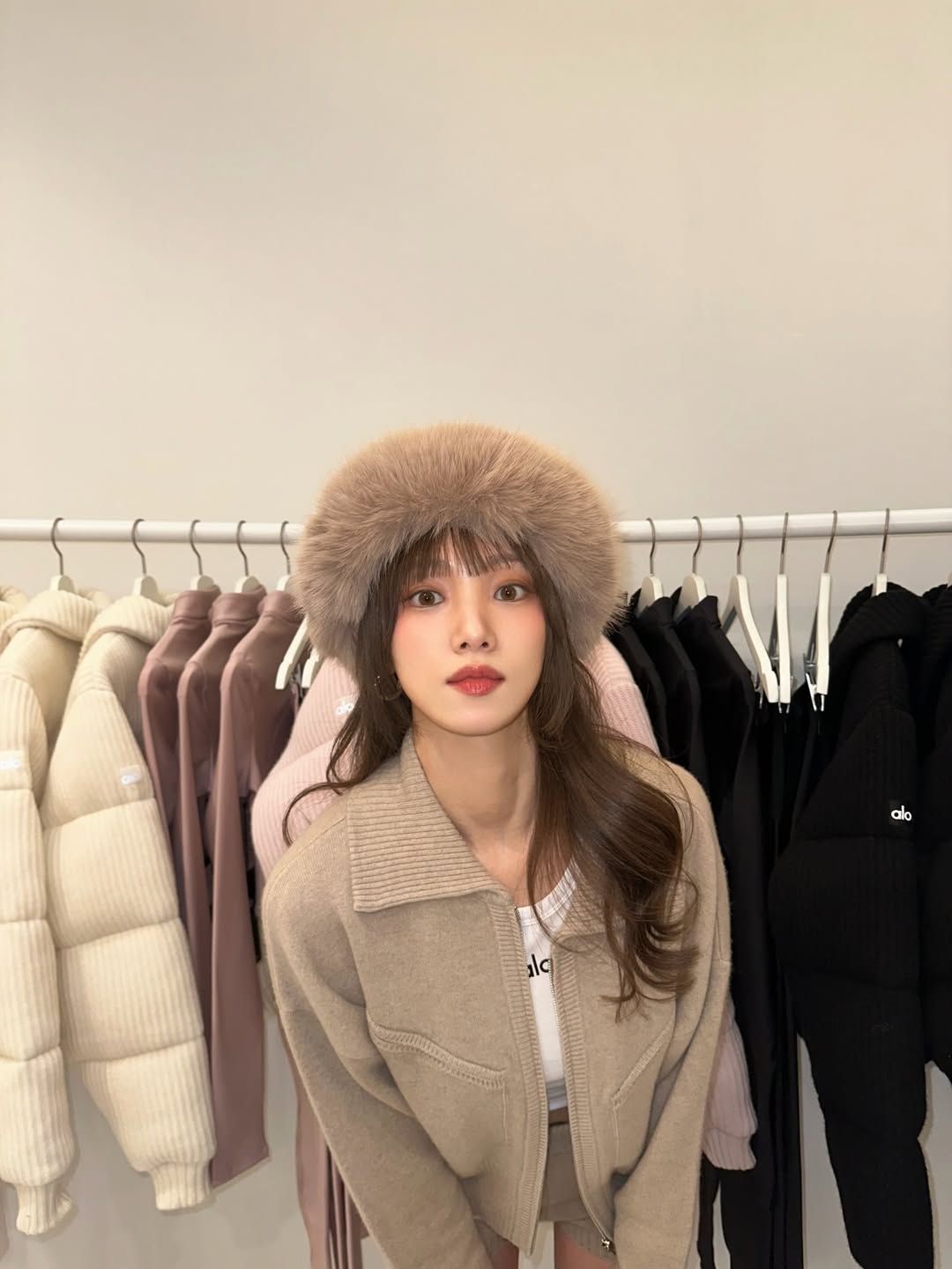 알로 행사장에서 털모자를 착용한 이성경의 모습 / 출처: 이성경 인스타그램 @heybiblee