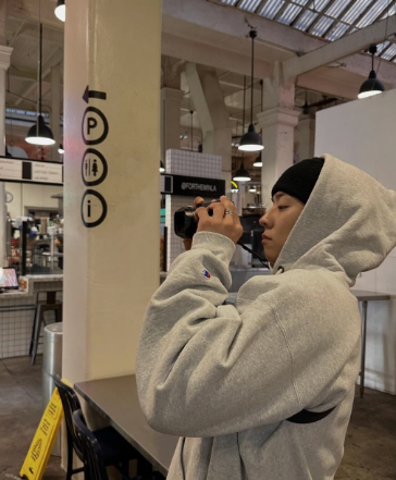 최근 해외 여행 중 필름 카메라를 사용하는 모습을 업로드 한 채종협/ 출처: 채종협 인스타그램 @chaejh_