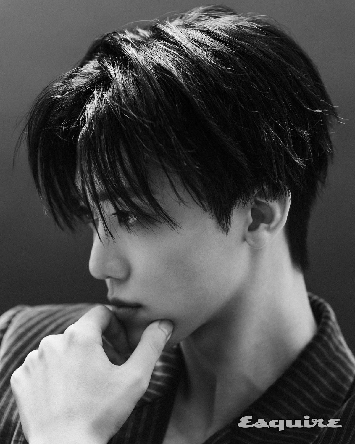  블레이저, 팬츠, 슈즈 모두 아미리.