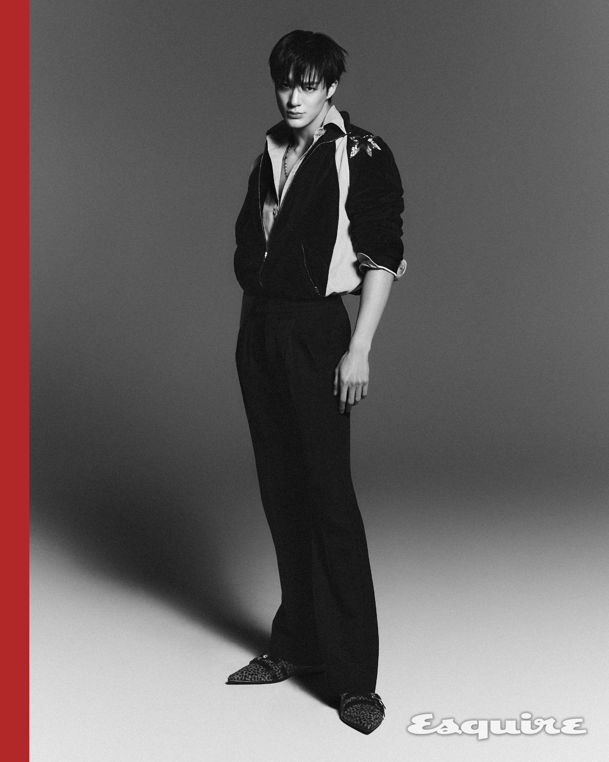 네크리스, 돌체앤가바나. 셔츠, 자켓, 팬츠, 신발 모두 발렌티노. 