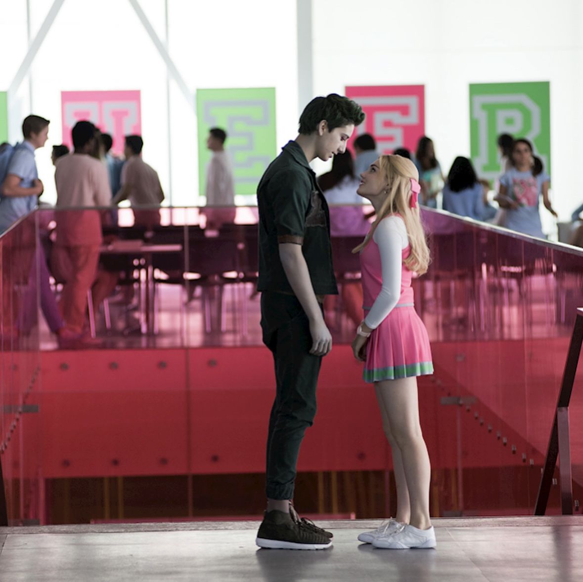 디즈니 채널 오리지널 영화 <zombies> 속 마일로 맨하임과 메그 도널리의 모습 / 이미지 출처: 디즈니 플러스.</zombies>