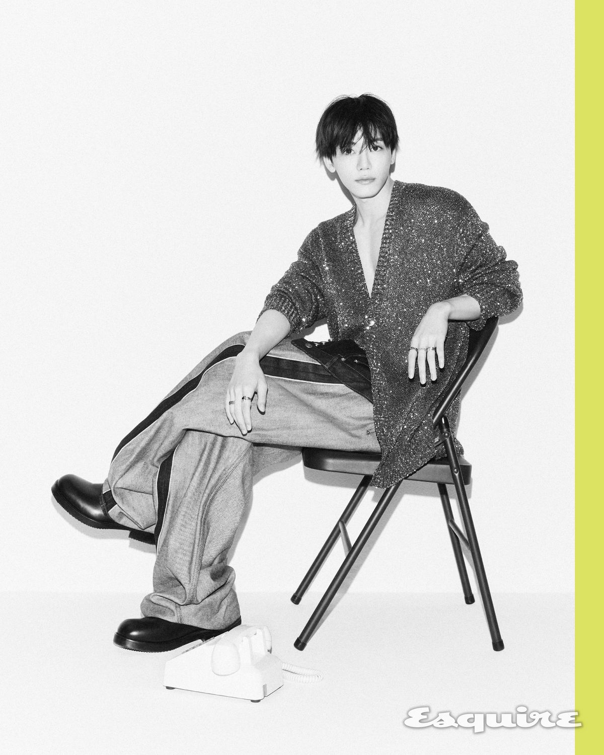 팬츠 준지, 슈즈 드리스 반 노튼, 카디건 스타일리스트 소장품. 오른손 약지에 낀 반지 비부스(VIVUS), 검지에 낀 반지 로우하이드(RawHyde) 왼손 검지와 약지에 낀 반지 스반달. 중지에 낀 반지 비부스. 