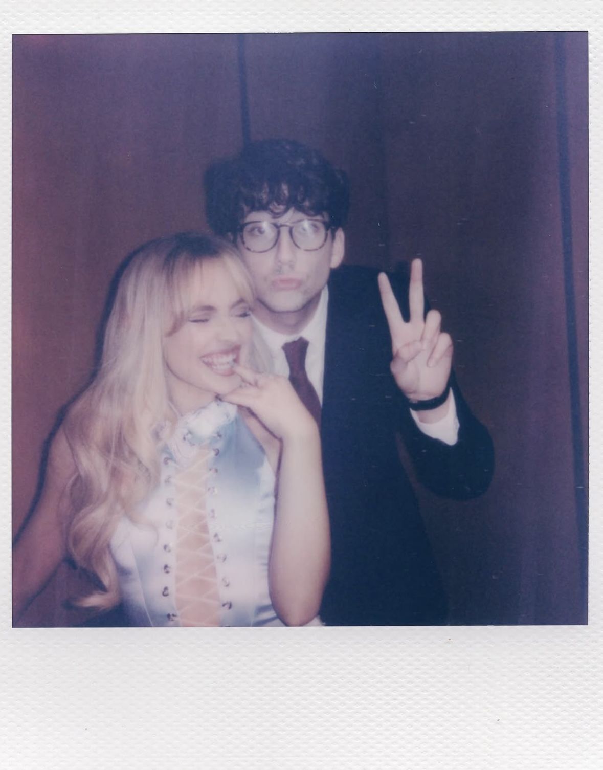 사브리나 카펜터의 "Feather" 뮤직비디오 촬영 비하인드 이미지 / 이미지 출처: 인스타그램 @milomanheim