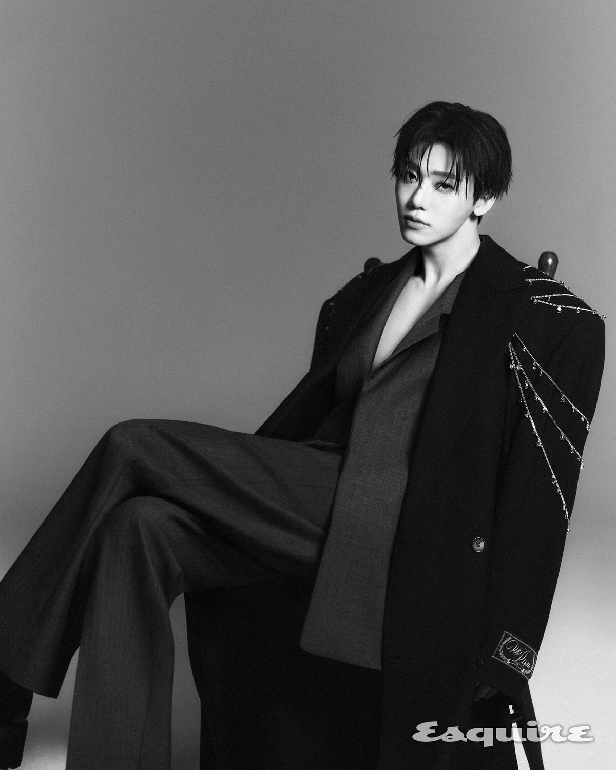 코트, 웰던. 블레이저,팬츠,신발 모두 스타일리스트 소장품. 