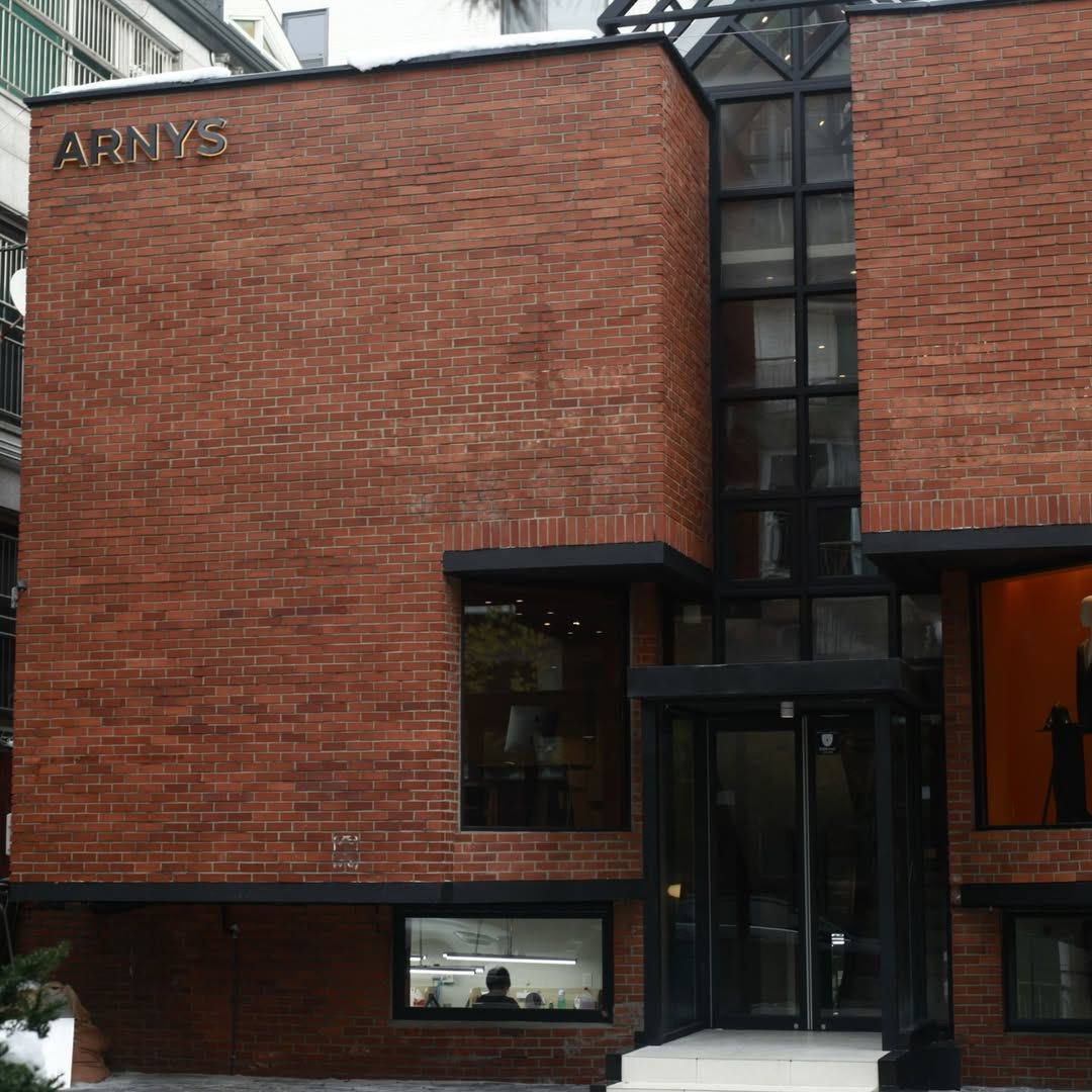 아늑한 분위기의 아르니스 쇼룸 / 이미지 출처 : 아르니스