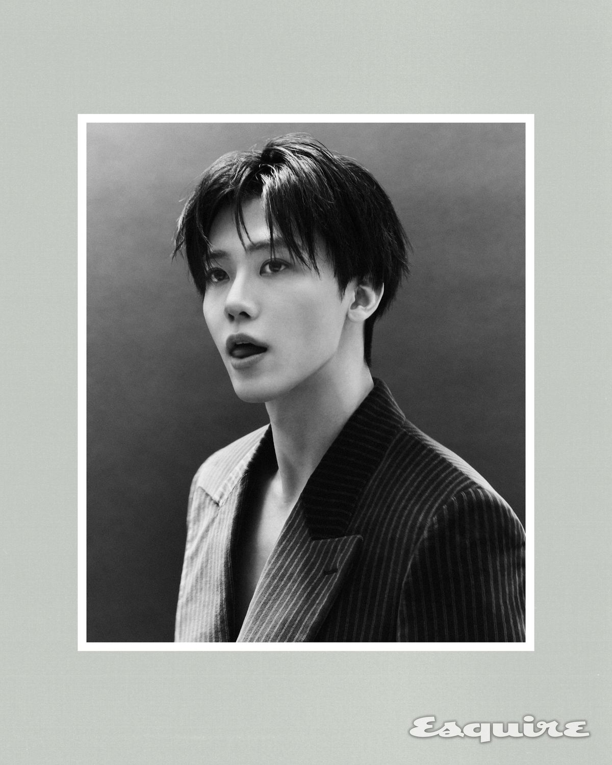  블레이저, 팬츠, 슈즈 모두 아미리.