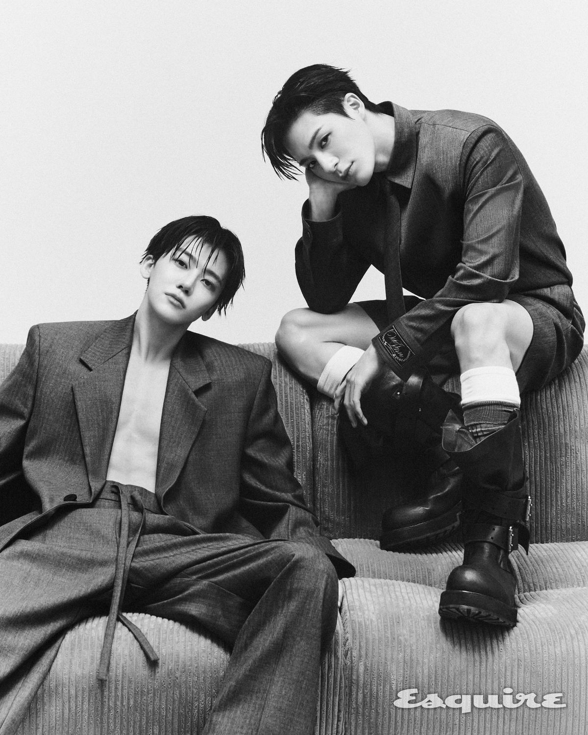 (좌) 셔츠, 팬츠, 타이 모두 웰던. 양말과 신발 스타일리스트 소장품. (우) 코트, 웰던. 블레이저,팬츠,신발 모두 스타일리스트 소장품. 