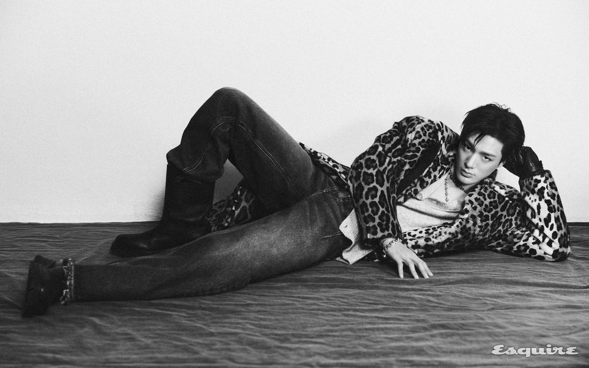 코트, 가디건, 팬츠 모두 돌체앤가바나. 슈즈 로에베, 팔찌, 목걸이 크롬하츠, 장갑 뉴인.