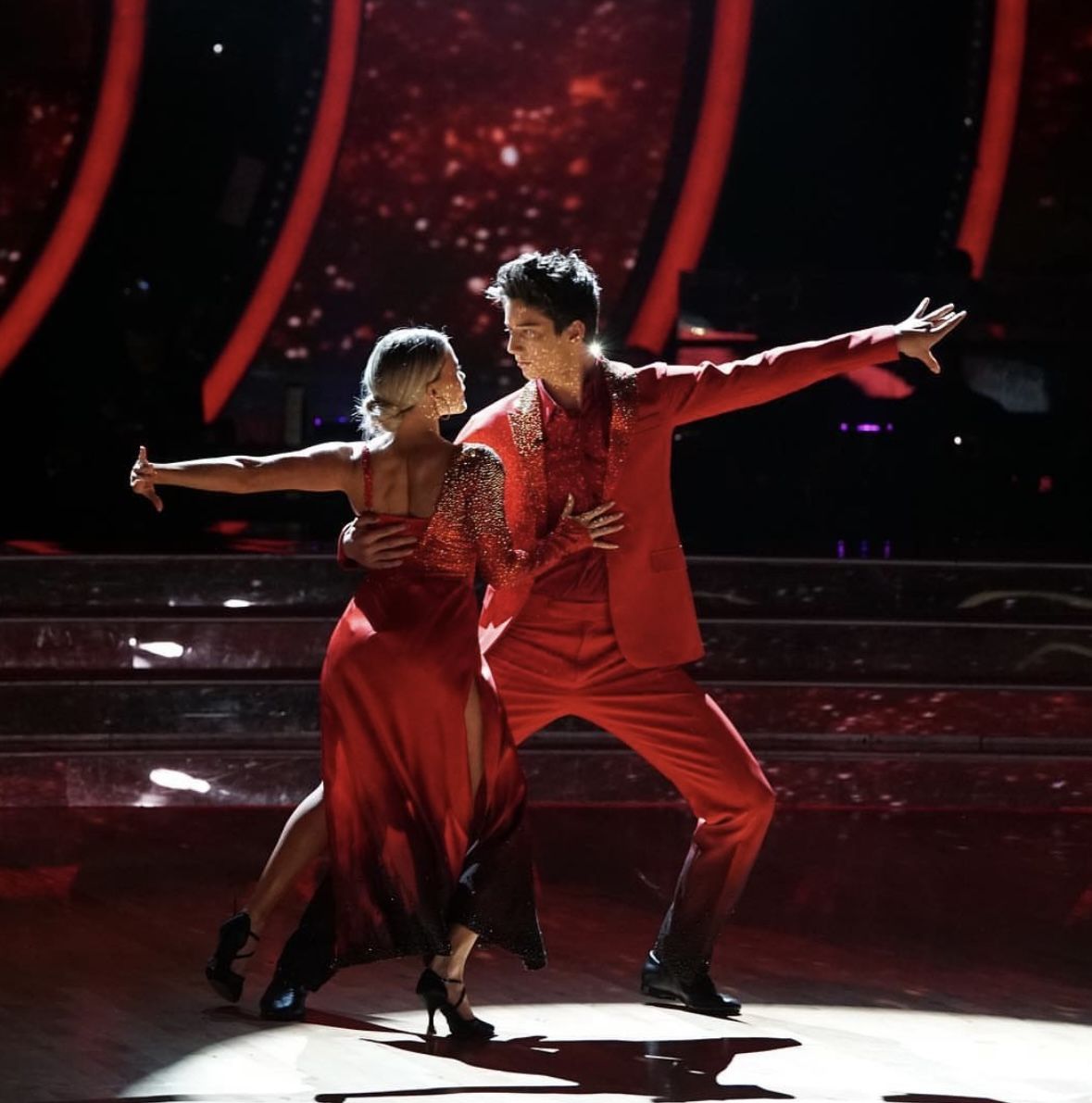 <Dancing with the Stars> 시즌 27에서 위트니 카슨과 춤을 추는 마일로 맨하임의 모습 / 이미지 출처: 인스타그램 @milomanheim