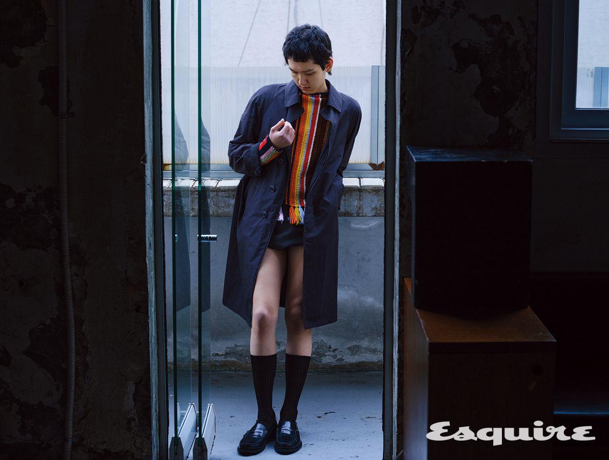 코튼 코트, 프린지 디테일 울 니트 스웨터, 테크니컬 코튼 쇼츠, 블랙 삭스, 브러시 레더 로퍼 모두 가격 미정 프라다.