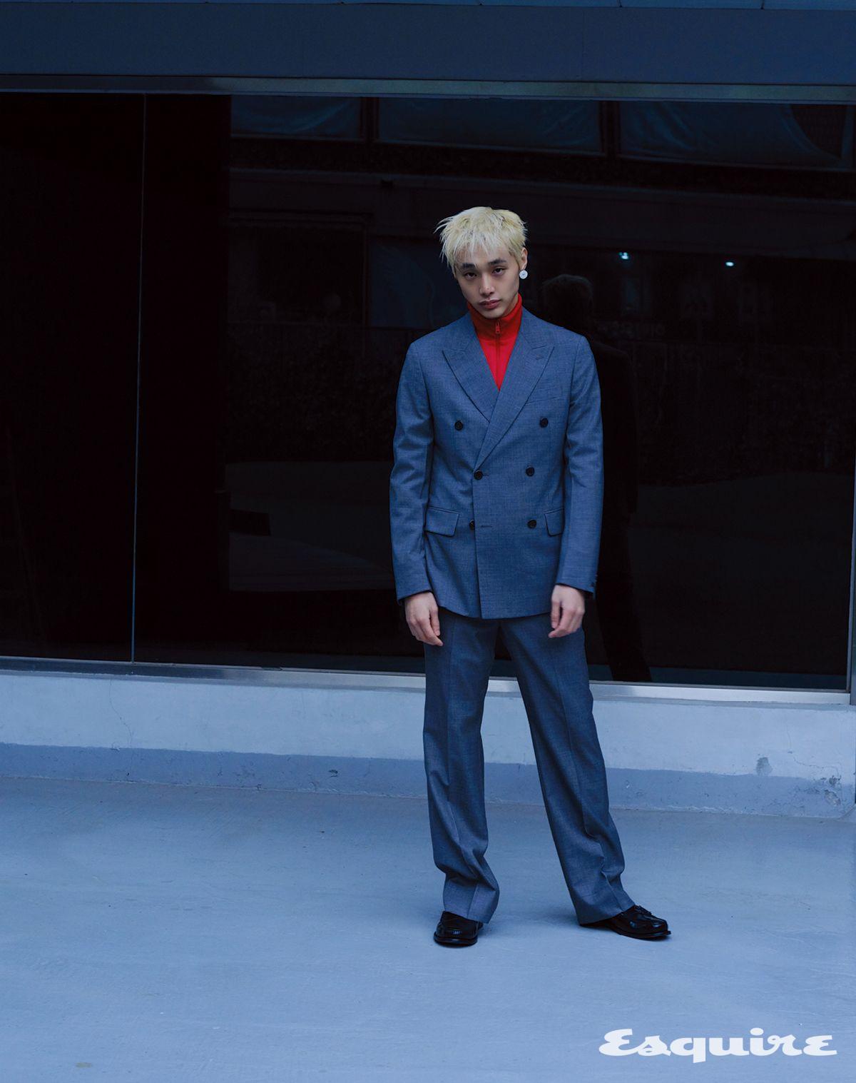 더블브레스티드 울 재킷, 레드 저지 집업 재킷, 울 팬츠, 브러시 레더 로퍼, 화이트 에나멜 메탈 이어링 모두 가격 미정 프라다.