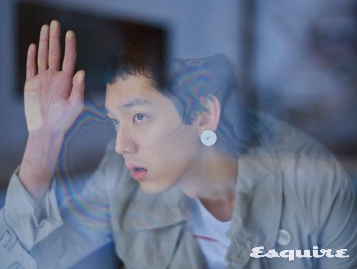 파나마 워시드 재킷, 프린트 코튼 티셔츠, 화이트 에나멜 메탈 이어링 모두 가격 미정 프라다.