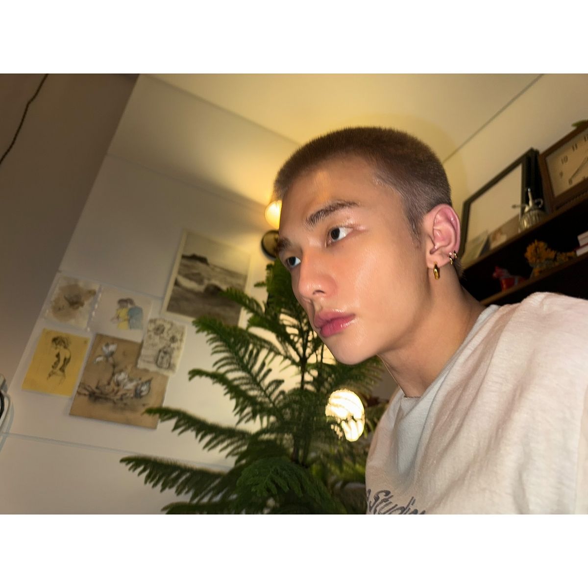 도톰한 입술과 또렷한 입술 산으로, 소년미를 완성하는 현진 / 이미지 출처 : 인스타그램 @hynjinnnn