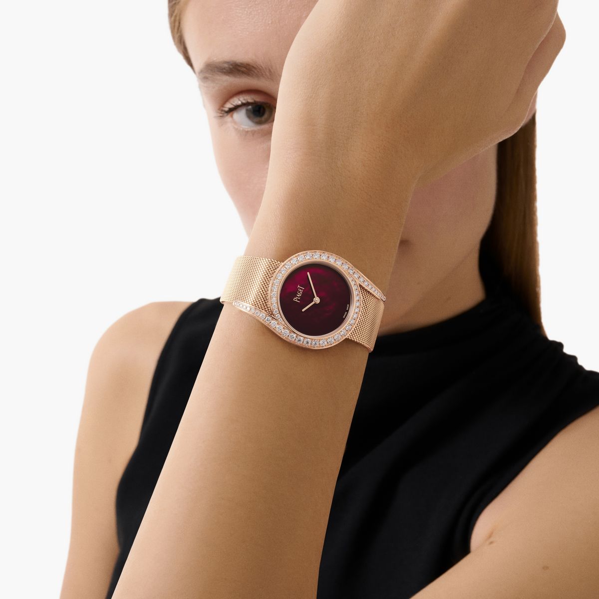 약 1.64캐럿의 다이아몬드 세팅과 수작업으로 엮은 화이트 골드 메시 브레이슬릿의 조화가 돋보이는 피아제 라임라이트 갈라 / 이미지 출처 : 피아제