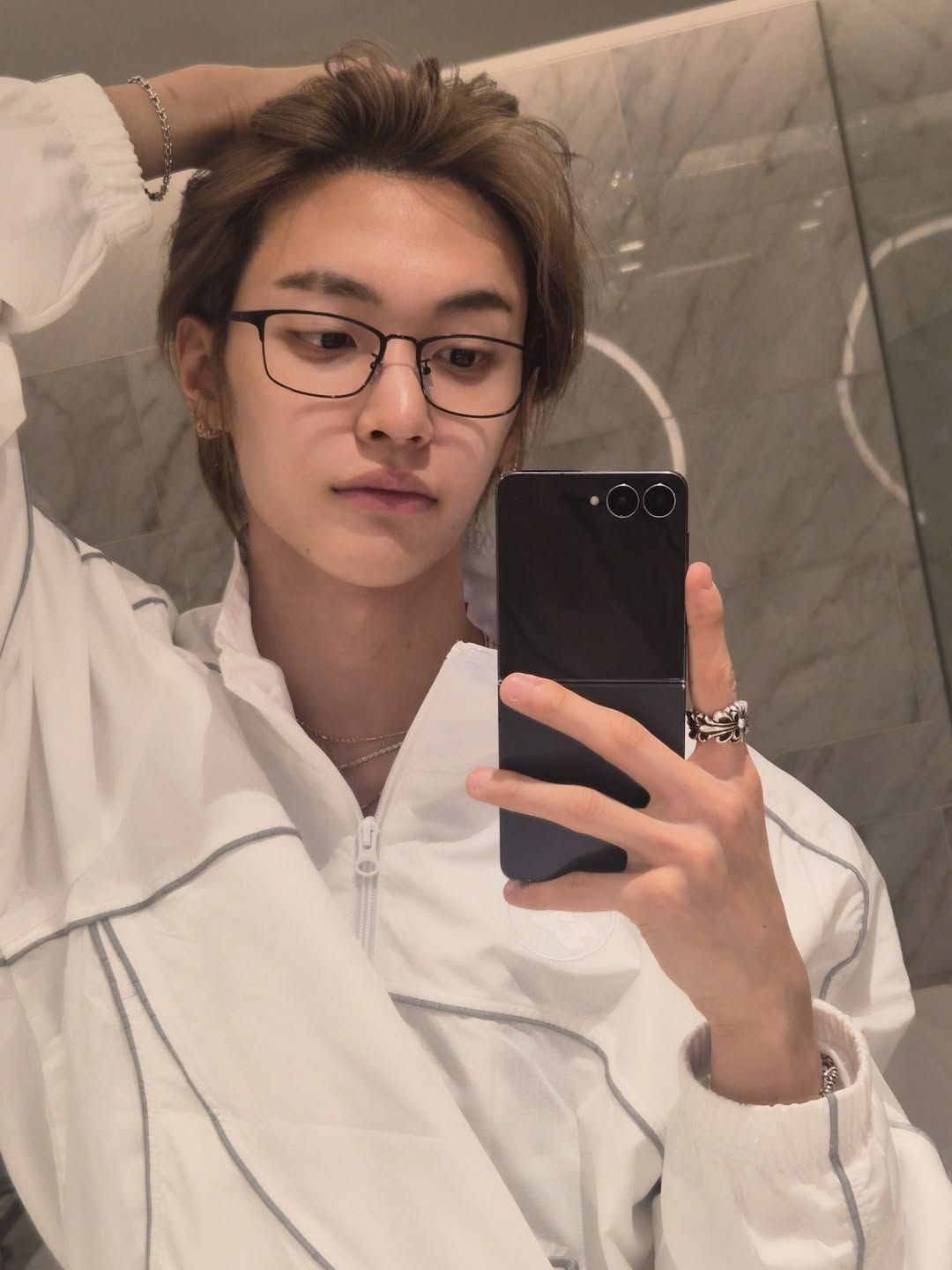 실버 주얼리 스타일링을 보여준 라이즈 원빈. / 이미지 출처: @riize_official