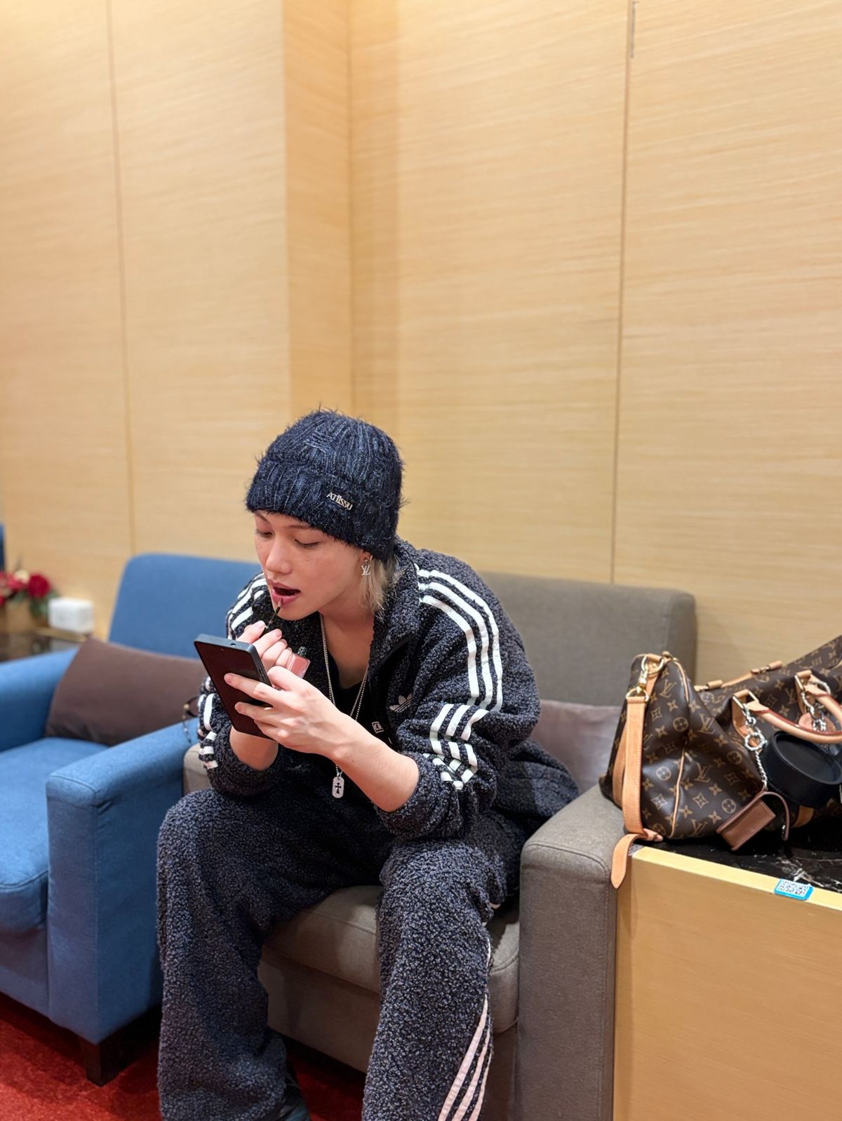 대기실에서 입술을 정돈하는 필릭스 / 이미지 출처 : 인스타그램 @yong.lixx 