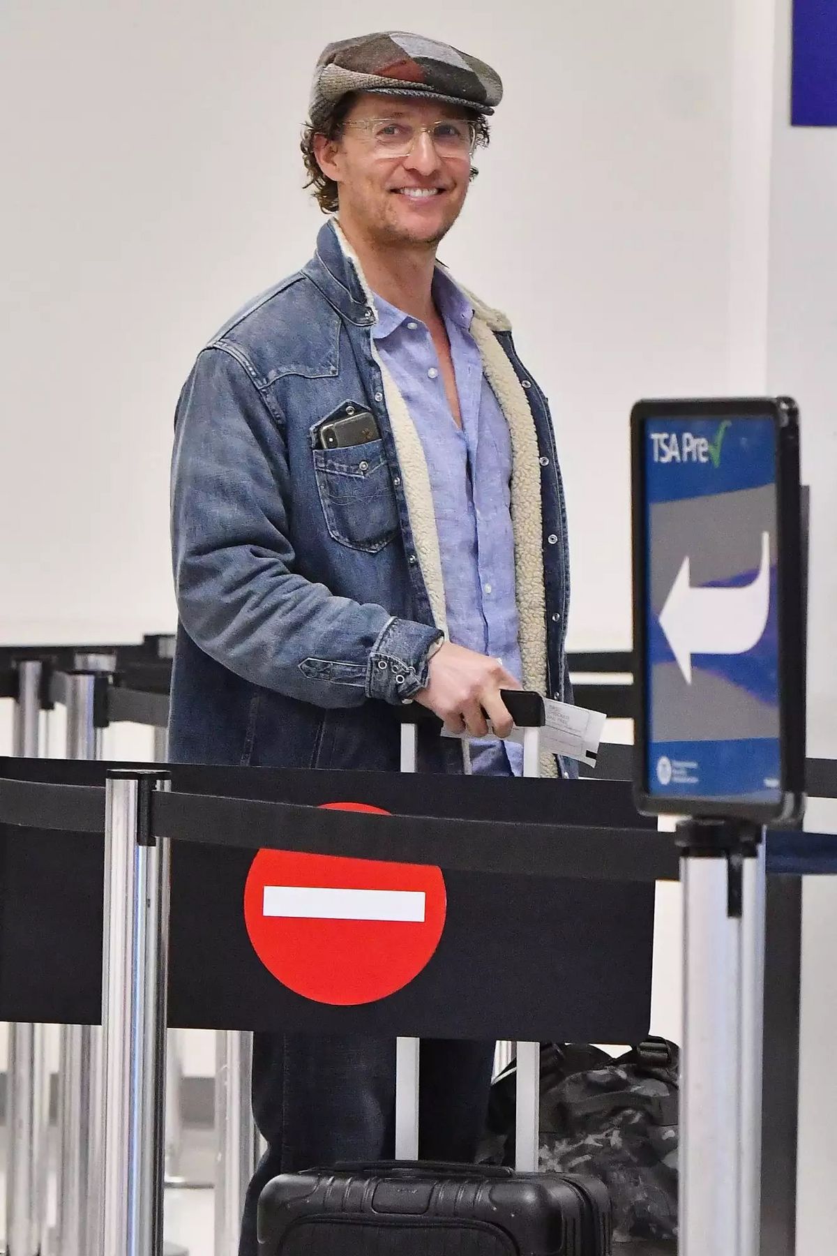 2019년 LAX(로스앤젤레스 국제공항)에서 사진을 찍힌 매튜 맥커너히의 모습 / 이미지 출처: https://people.com