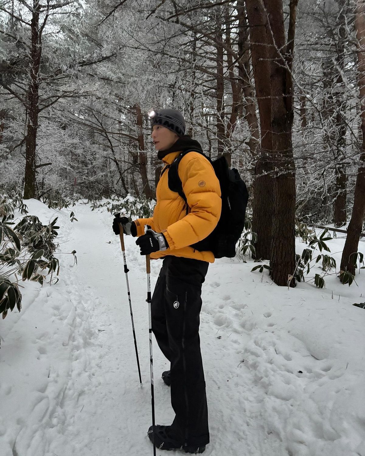 컬러풀한 아웃도어 룩에 중심을 잡아주는 모노톤 비니 / 이미지 출처 : 인스타그램 @sehanism 