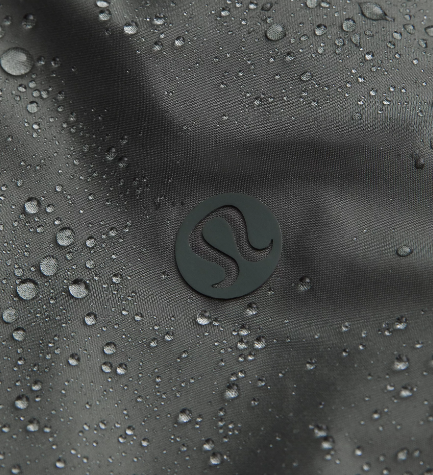 프리마 로프트 원단으로 젖었을 때도 따듯함을 유지, 방풍/방수 소재 사용/ 이미지 출처: 룰루레몬 