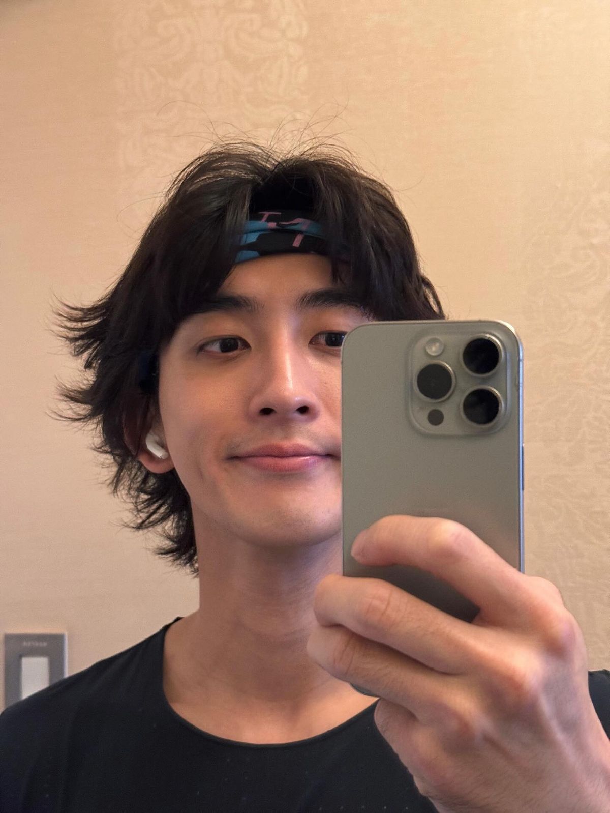 묶기엔 짧고 흘러내리기엔 긴 기장일수록 헤어 밴드의 효과는 2배. 이미지 출처 : 인스타그램 @jannabijh