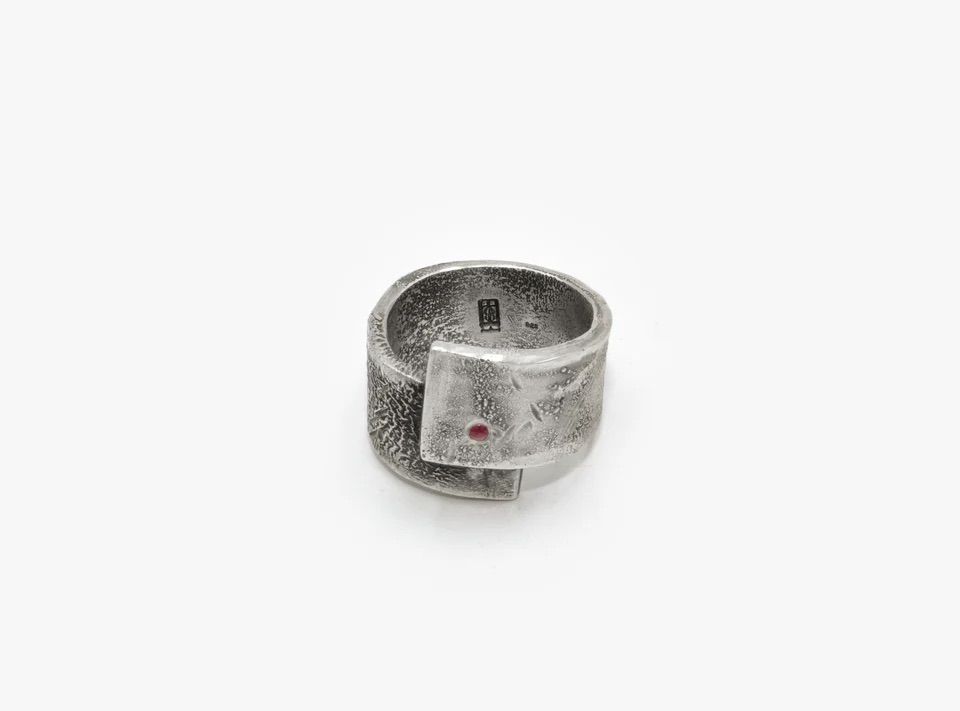 새 것에서도 삶의 흔적과 지나온 시간을 떠올리게끔 하는 워싱 아이템 / 이미지 출처: 타이틀오브워크.