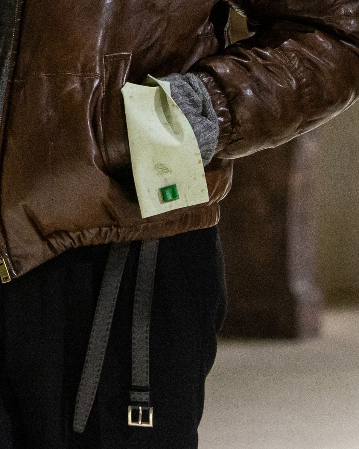  프라다 런웨이에 등장한 얼룩 디테일의 커프스 / 이미지 출처: 프라다.