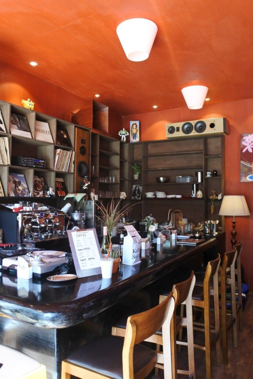 바 테이블에 앉아 음악과 커피를 즐기기 좋다. / 출처: 빌리메이슨 네이버지도 업체 제공