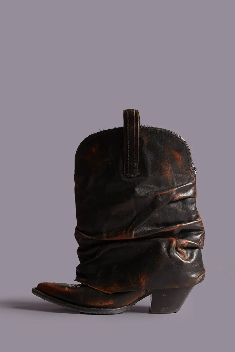 갈라지고 바랜 가죽에서 나오는 진정한 멋을 보여주는 아이템 / 이미지 출처: R13.