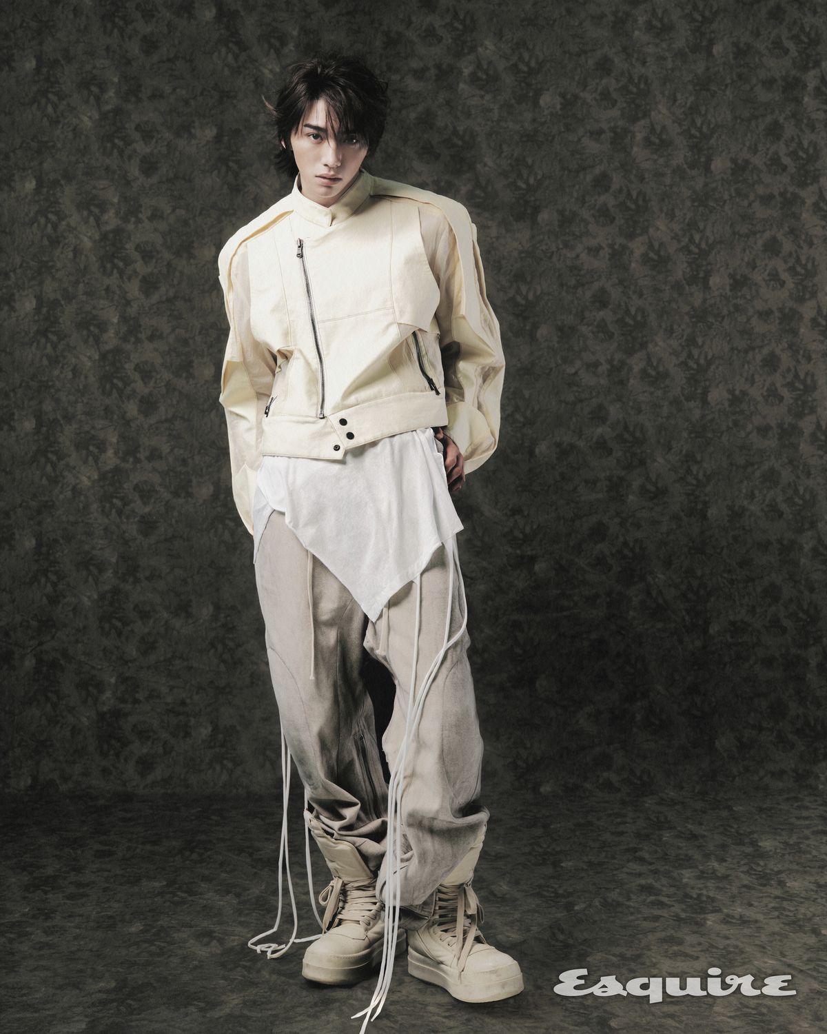 웹 인터뷰 안에서만 볼 수 있는 진범의 에스콰이어 화보 B컷