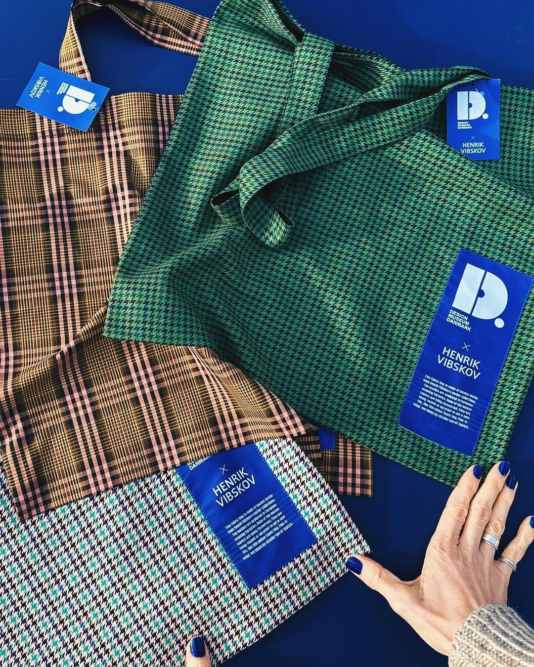 코펜하겐의 미학을 담은 체크 패턴 백 / 이미지 출처: 덴마크 코펜하겐 디자인 뮤지엄 사이트