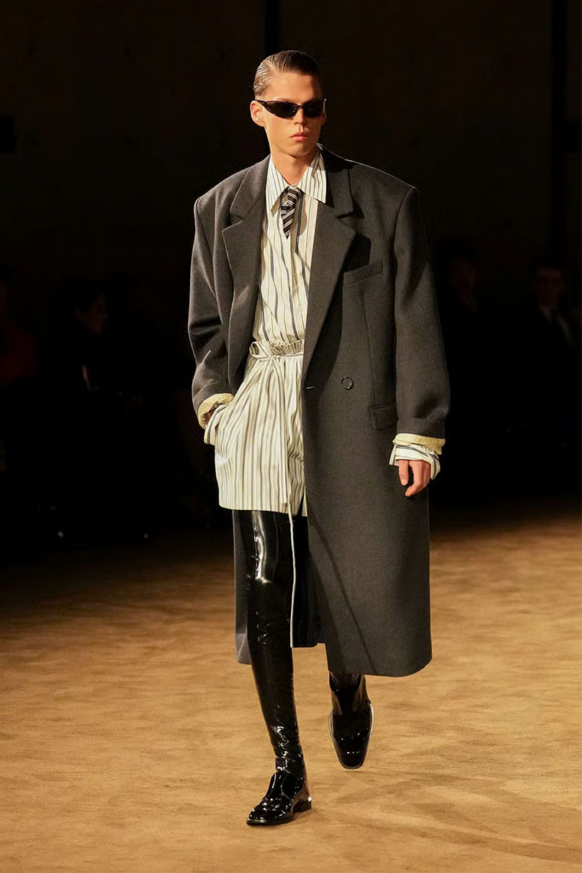 과감한 싸이하이 부츠를 선보인 생 로랑/ 이미지 출처: 생 로랑